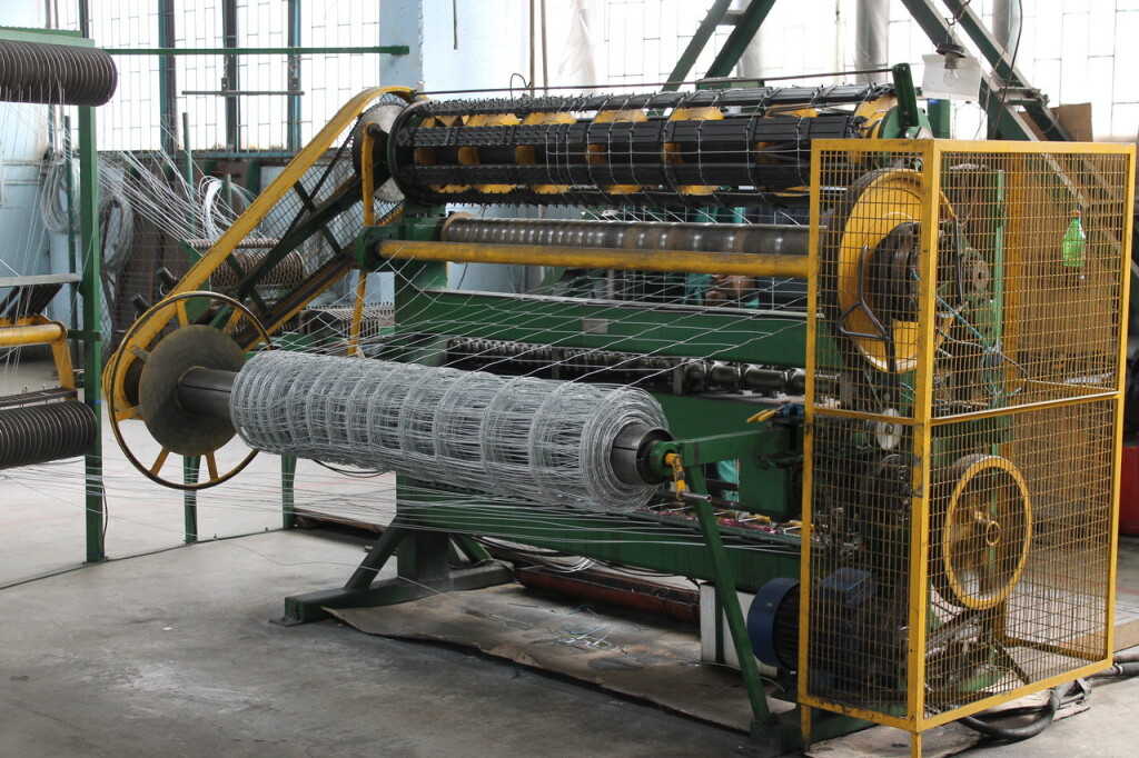 machine for hinged joint mesh